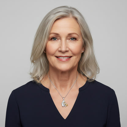 Smulan™ – Kärleksfullt halsband med kvinna och katt